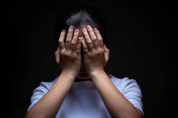 Tristeza de una mujer en la oscuridad — Foto de Stock