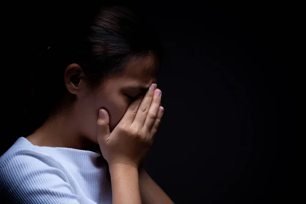 Tristeza de una mujer en la oscuridad — Foto de Stock