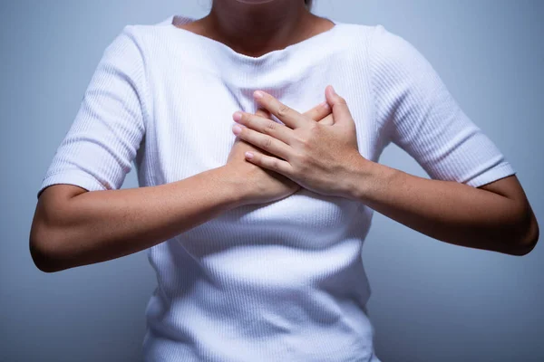 La mujer tiene dolor en el pecho — Foto de Stock