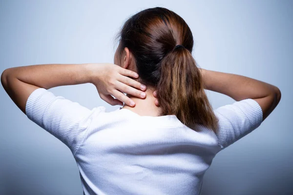У женщины боли в шее и травмы — стоковое фото