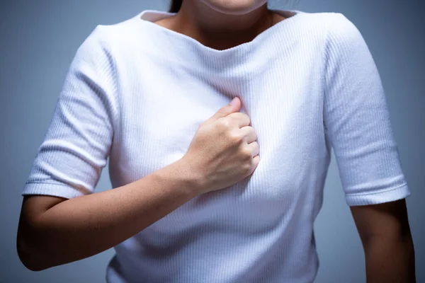 La mujer tiene dolor en el pecho — Foto de Stock