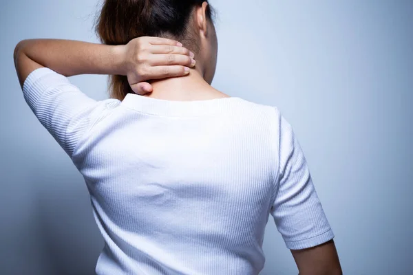 Woman has neck pain and injury — Stock Photo, Image