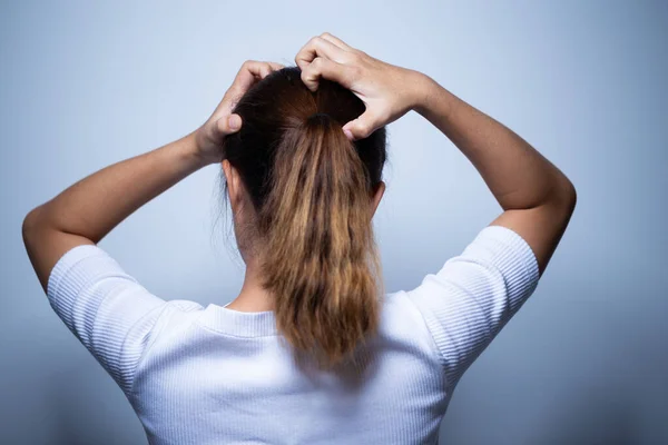 Woman scratching her head — Stock Photo, Image
