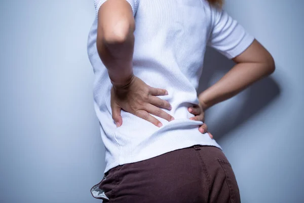 La mujer tiene dolor de espalda —  Fotos de Stock