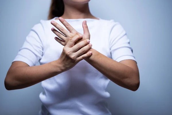 Mujer tiene dolor muscular y lesión — Foto de Stock