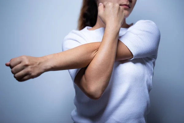 Mujer tiene dolor muscular y lesión — Foto de Stock