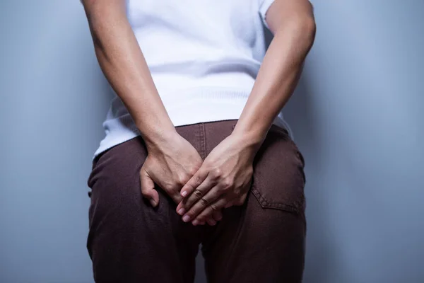 Mujer sosteniendo su trasero —  Fotos de Stock