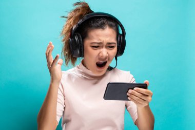 Akıllı telefondan oyuna oynayan kızgın kadın.