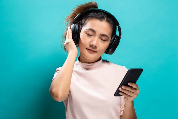 Glad kvinna dansar och lyssnar på musik från smartphone — Stockfoto