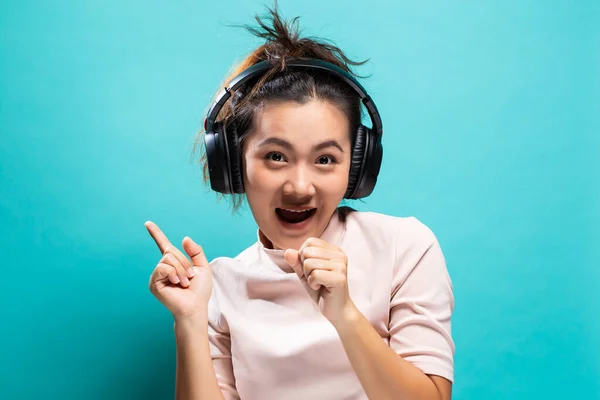 Wanita bahagia menari dan mendengarkan musik — Stok Foto