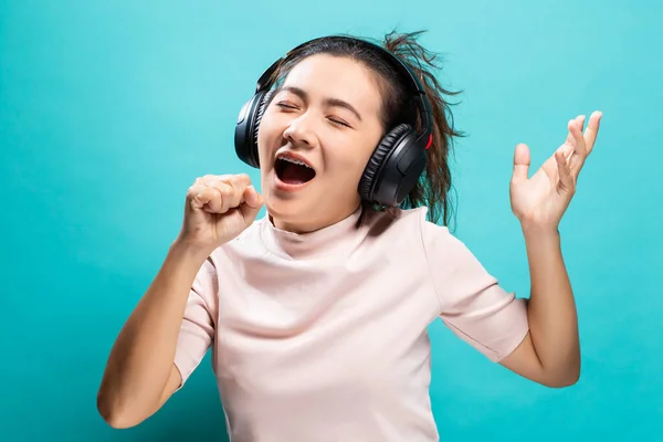 Femme heureuse dansant et écoutant la musique — Photo