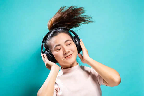 Gelukkige vrouw dansen en luisteren naar de muziek — Stockfoto