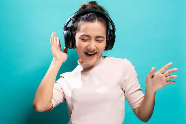 Счастливая женщина танцует и слушает музыку — стоковое фото
