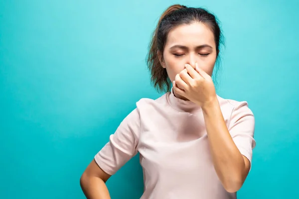 Mujer sintiéndose enferma — Foto de Stock