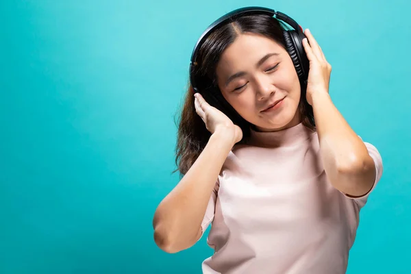 Femme heureuse dansant et écoutant la musique — Photo