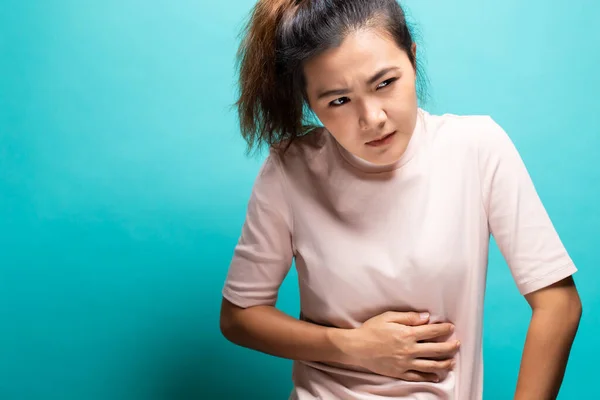 Mujer que sufre de dolor de estómago — Foto de Stock