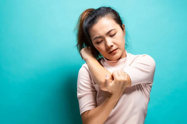 Mujer que sufre de dolor en el brazo — Foto de Stock