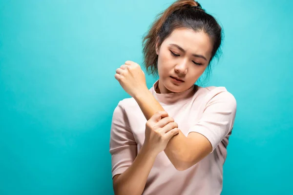 Mujer que sufre de dolor en el brazo — Foto de Stock