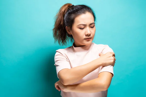 Mujer que sufre de dolor en el brazo — Foto de Stock