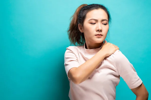 Mujer cansada tiene dolor en el hombro — Foto de Stock