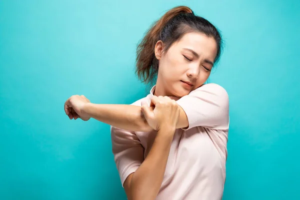 Woman suffering from arm pain — Stock Photo, Image