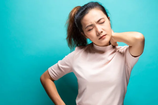 Mujer cansada tiene dolor en el cuello —  Fotos de Stock