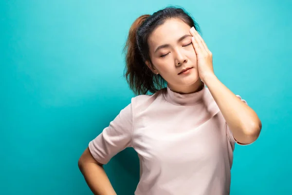 Mujer con dolor de cabeza — Foto de Stock