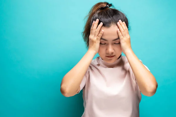 Mujer con dolor de cabeza — Foto de Stock