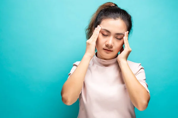 Kvinna som lider av huvudvärk — Stockfoto