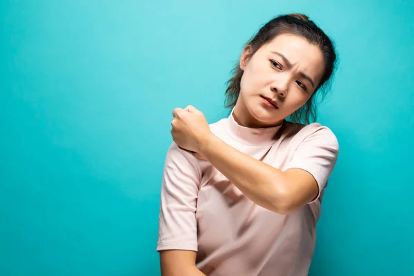 Tired woman has pain in shoulder — Stock Photo, Image