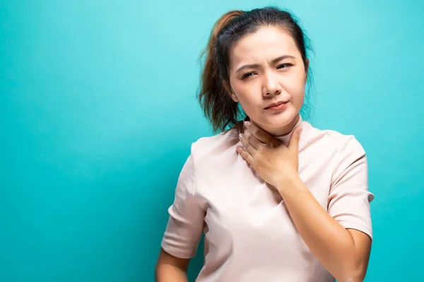 Mujer sintiéndose enferma de dolor de garganta — Foto de Stock