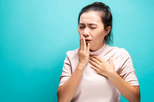 Mujer sintiéndose enferma de dolor de garganta — Foto de Stock