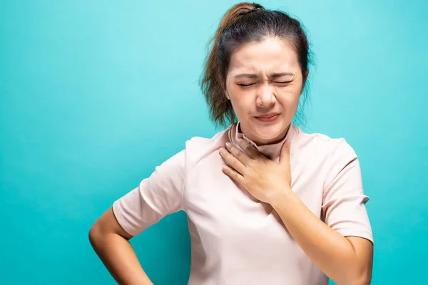Mujer sintiéndose enferma de dolor de garganta — Foto de Stock