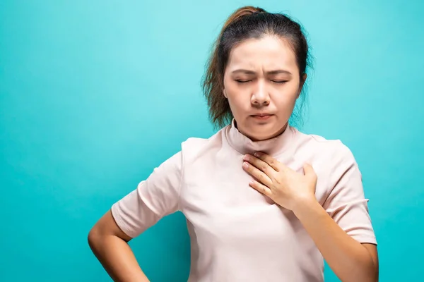 Mujer sintiéndose enferma de dolor de garganta — Foto de Stock