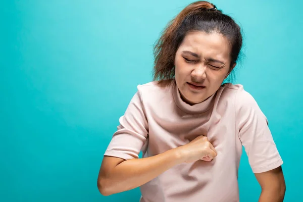 Mujer que sufre de dolor de pecho —  Fotos de Stock