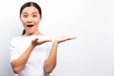 Mutlu kadın şaşırdı ve fotokopi alanını gösterdi.