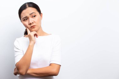 Kızgın kadın beyaz arka planda tek başına duruyor.