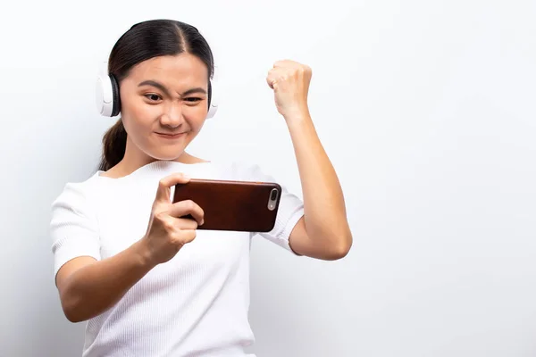 Wanita bahagia bermain game dari smartphone — Stok Foto