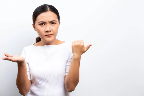 Boos vrouw staande geïsoleerd over witte achtergrond — Stockfoto