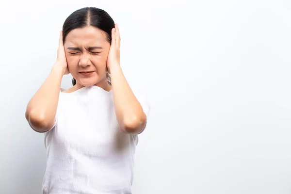 Mujer triste cubriéndose las orejas de pie aislada sobre fondo blanco — Foto de Stock