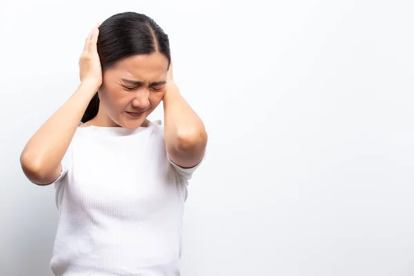 Sorglig kvinna täcker öronen stående isolerad över vit bakgro — Stockfoto