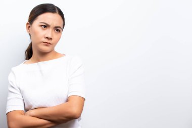 Kızgın kadın beyaz arka planda tek başına duruyor.