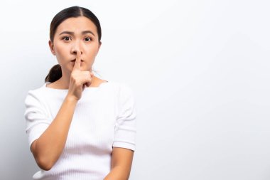 Kadın sessiz bir jest yapıyor. Beyazların arkasında tek başına duruyor.