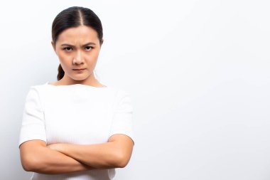 Kızgın kadın beyaz arka planda tek başına duruyor.