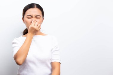 Hasta kadın beyaz arka planda izole edilmiş.