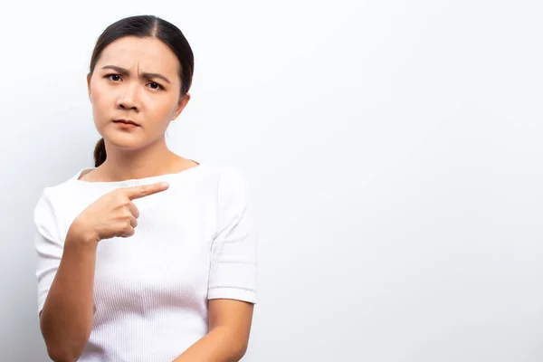 Femme en colère debout isolé sur fond blanc — Photo