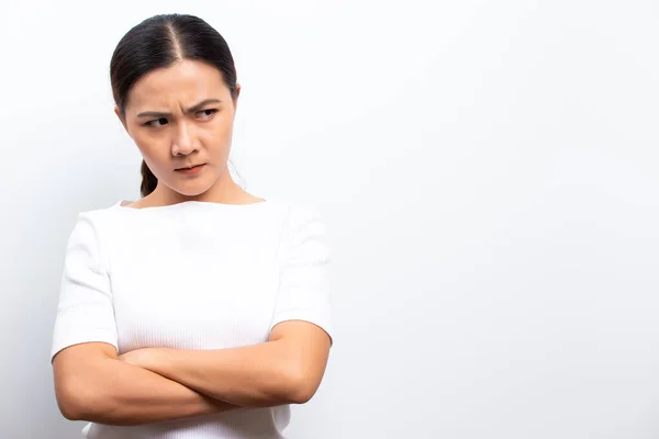 Mujer enojada de pie aislada sobre fondo blanco — Foto de Stock