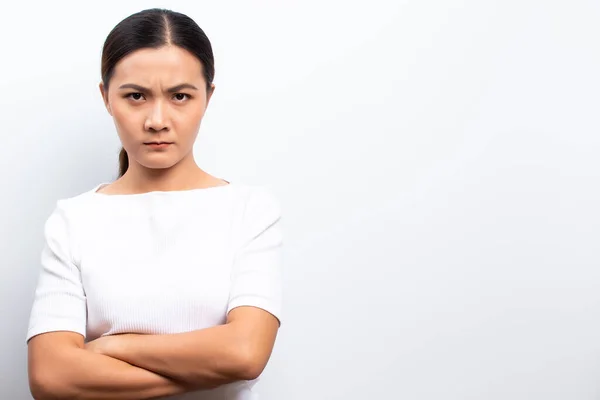 Wütende Frau steht isoliert vor weißem Hintergrund — Stockfoto
