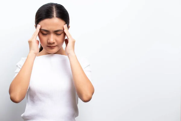 La mujer tiene dolor de cabeza — Foto de Stock
