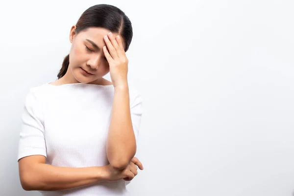 La mujer tiene dolor de cabeza — Foto de Stock